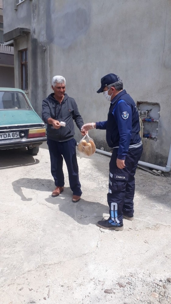 Zabıta Ekipleri Evine Ekmek Götürünce, Göz Yaşlarına Hakim Olamadı