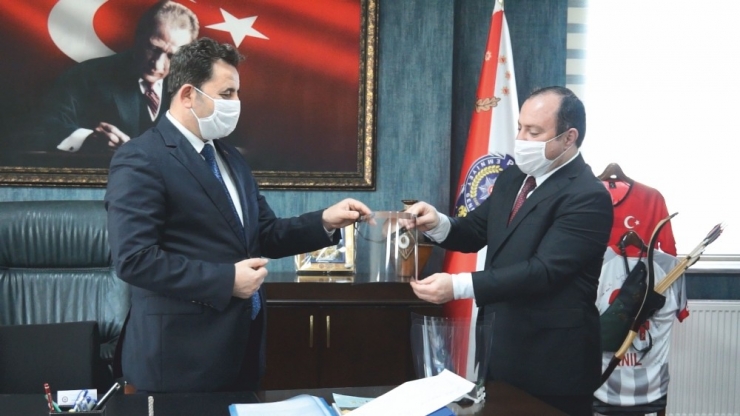 Eğitim Camiasından Polise Siperlik