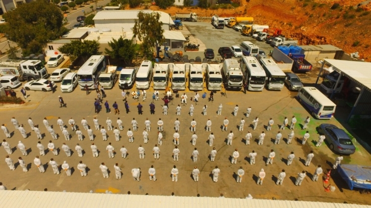 Temizlik İşleri Ekibinden 150 Kişilik Dev Koro