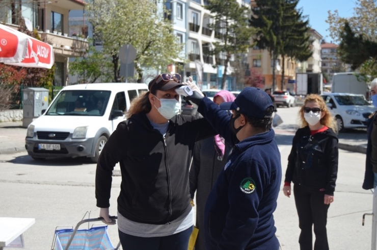 Bolu’da Semt Pazarında Sosyal Mesafe Kuralına Uyuluyor