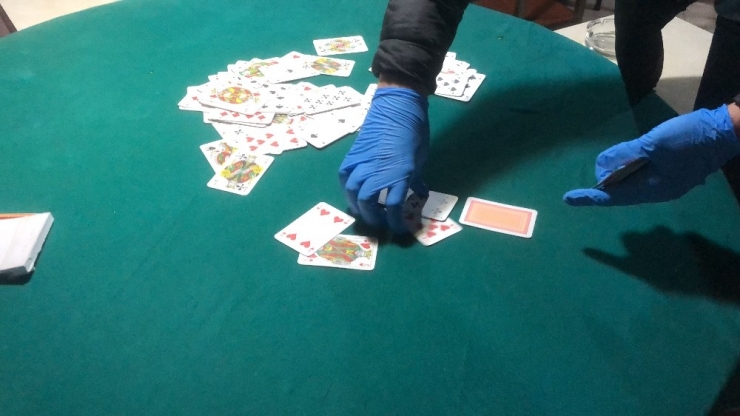 Sokağa Çıkma Yasağına Saatler Kala Kumar Oynarken Yakalandılar