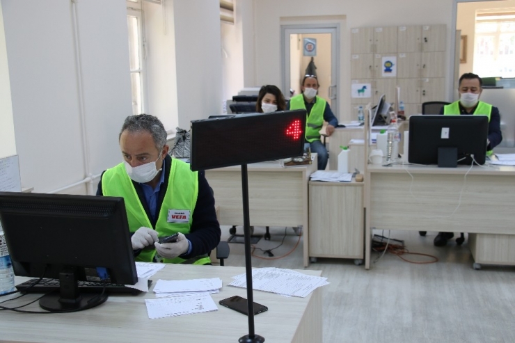 Çankaya Kaymakamlığı Vefa Sosyal Destek Grubundan Ekmek Dağıtımı