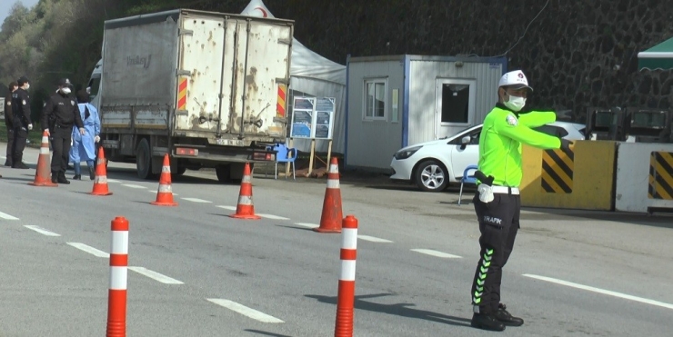 Trabzon-giresun Arasındaki Kontrol Noktasında Uygulamalar Devam Ediyor