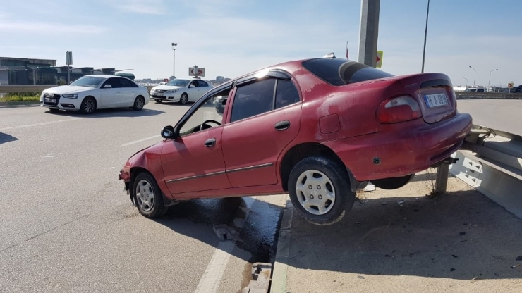 Direksiyon Hakimiyetini Kaybetti Bariyerlerin Üzerine Kondu