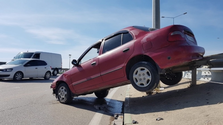 Direksiyon Hakimiyetini Kaybetti Bariyerlerin Üzerine Kondu