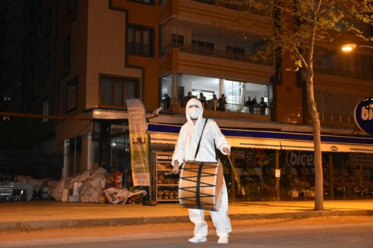 Diyarbakır’da Evden Çıkamayan Vatandaşlara Davullu Konser