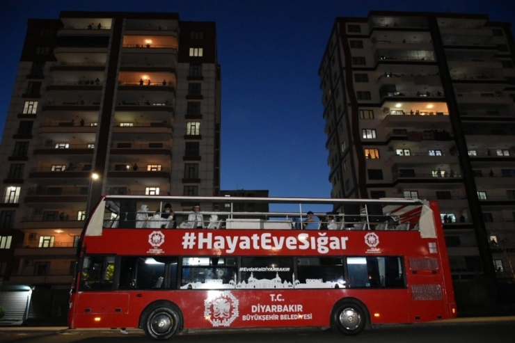 Diyarbakır’da Evden Çıkamayan Vatandaşlara Davullu Konser