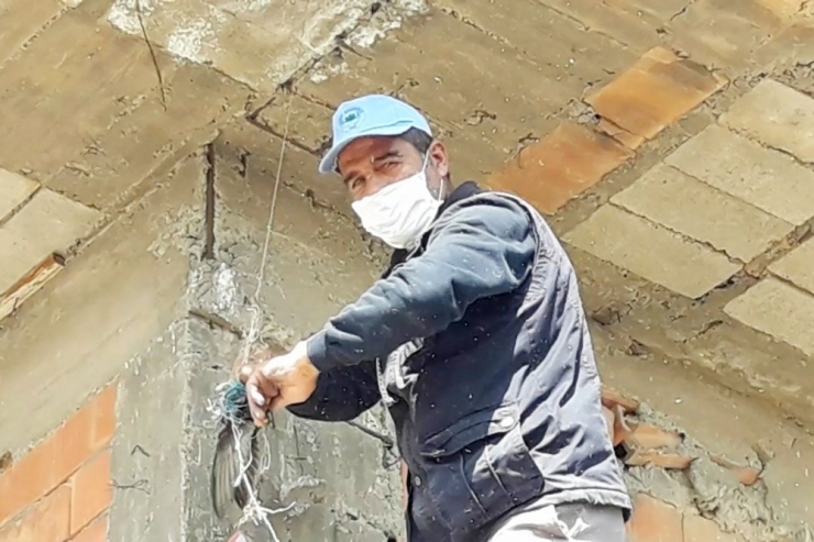 Tele Takılan Ebabil Kuşunu Belediye Çalışanları Kurtardı