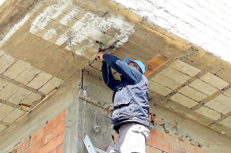 Tele Takılan Ebabil Kuşunu Belediye Çalışanları Kurtardı