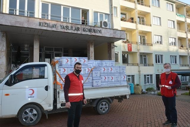 Huzurevi Sakinleri, Kızılay’a 10’larca Erzak Kolisi Hazırlattı
