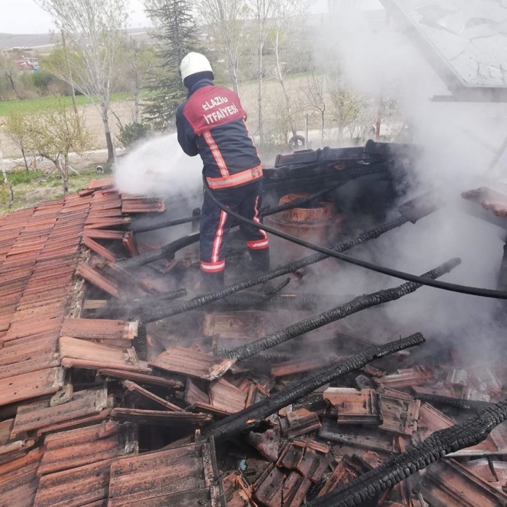 Elazığ’da Çatı Yangını