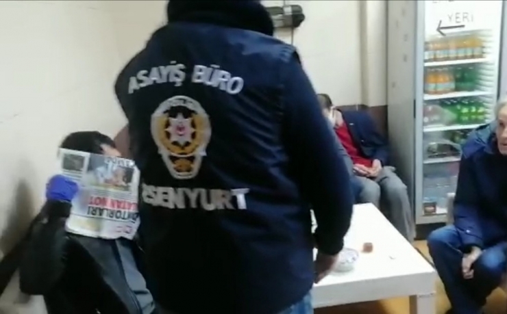 Açık Olan Kafe Basıldı, Polisi Görünce Yüzlerini Gazeteyle Kapattılar