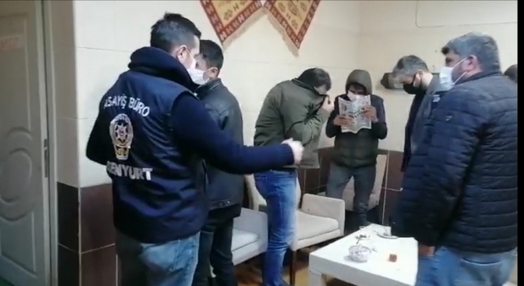 Açık Olan Kafe Basıldı, Polisi Görünce Yüzlerini Gazeteyle Kapattılar