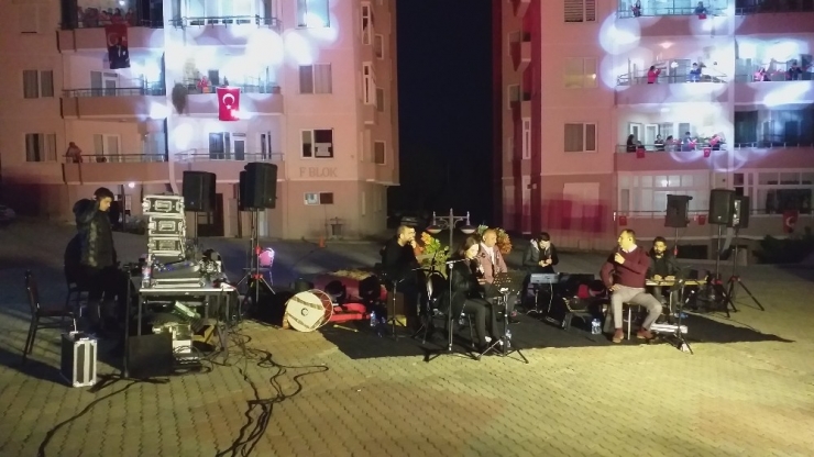 Sanatçılar Söyledi, Onlar Balkondan Eğlendi