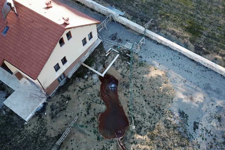 Sulama Amaçlı Açılan Sondajdan Kalsiyum Karbonatlı Su Fışkırıyor