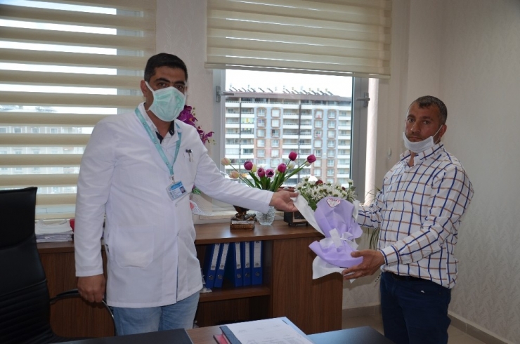 Hatay’da Sağlık Çalışanlarına 2 Bin Adet Gül Dağıtıldı