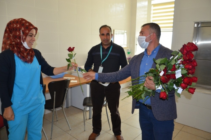 Hatay’da Sağlık Çalışanlarına 2 Bin Adet Gül Dağıtıldı