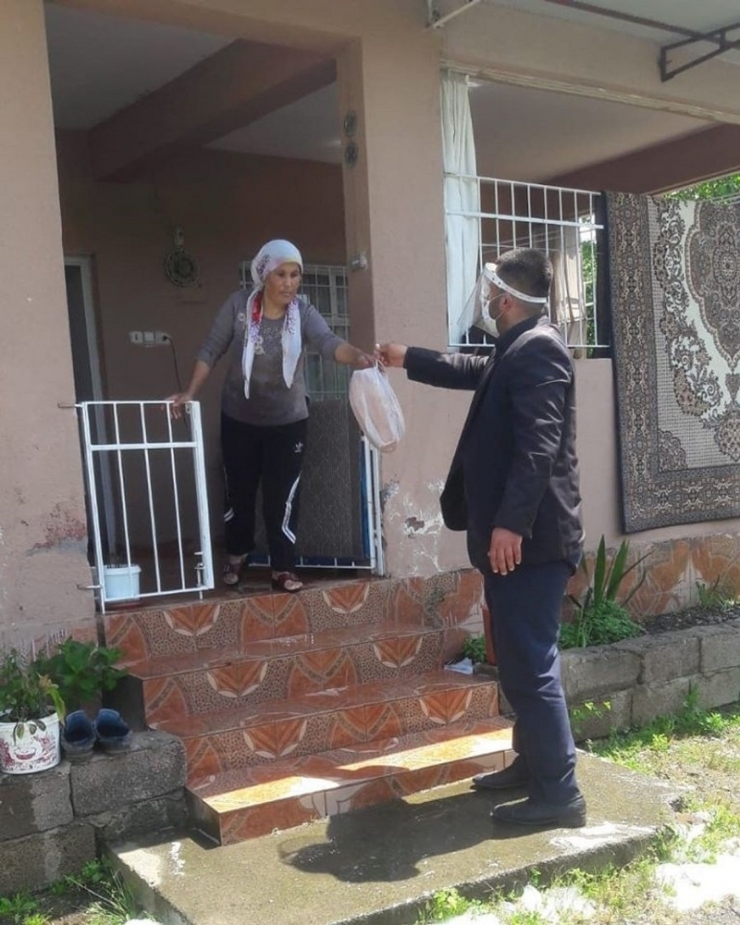 Mahalle Muhtarı, Sokak Sokak Evlere Bedava Ekmek Dağıttı