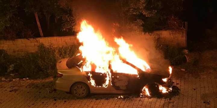 Samandağ’da Park Halindeki Otomobil Kundaklandı