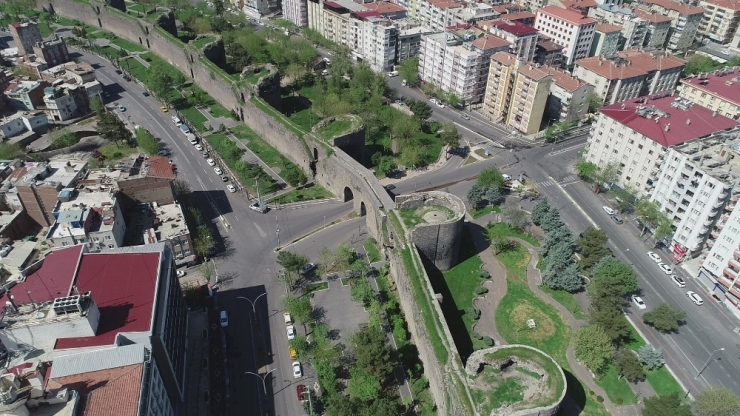 Diyarbakır Kısıtlamaya Uydu, Cadde Ve Sokaklar Boş Kaldı