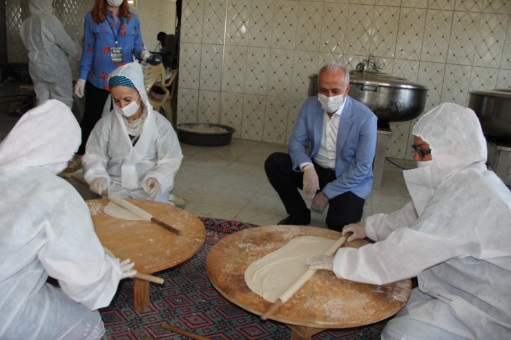 Mersin’de Sokağa Çıkma Yasağında Yufka Ekmekler Pişirildi, Çorba Kazanları Kaynadı