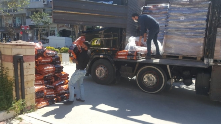 Sokak Hayvanları İçin Kuşadası’na 4 Ton Mama Gönderildi