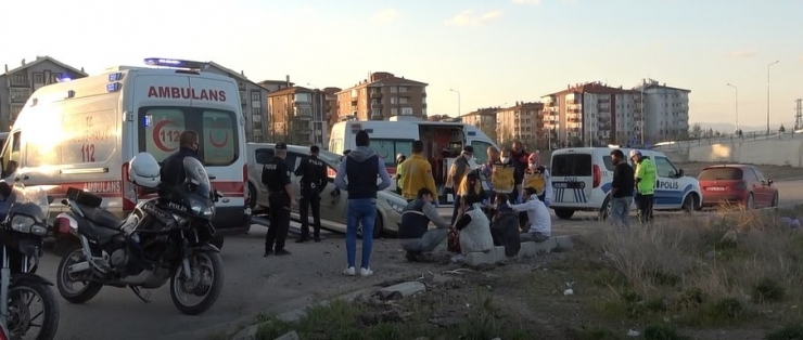 Virajı Alamayan Otomobil Devrildi: 3 Yaralı