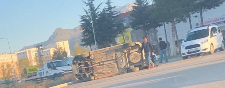 Virajı Alamayan Otomobil Devrildi: 3 Yaralı