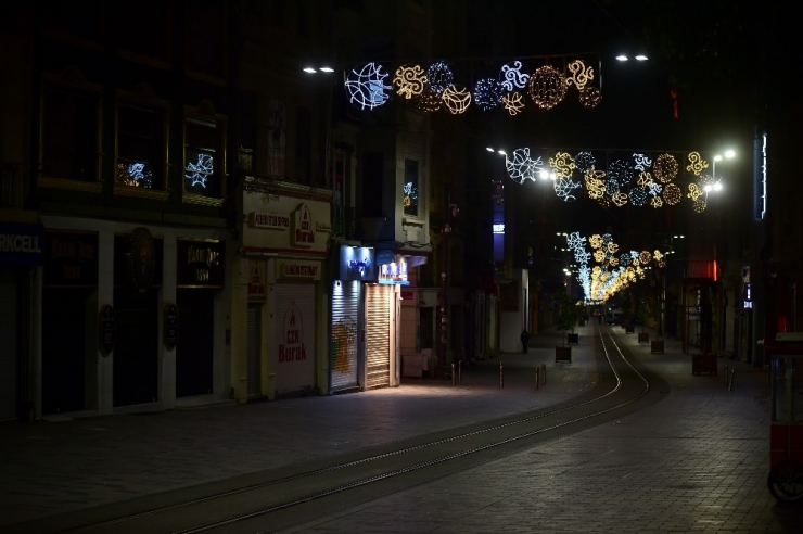 Sokağa Çıkma Kısıtlaması Başladı, İstanbul’un Yolları Boşaldı