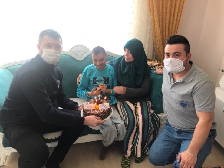 Engelli Gence Vefa Ekiplerinden Doğum Günü Sürprizi