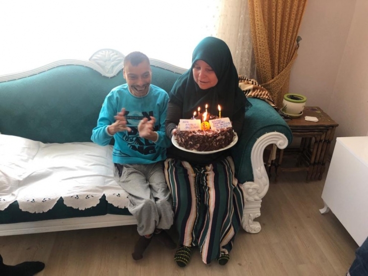 Engelli Gence Vefa Ekiplerinden Doğum Günü Sürprizi