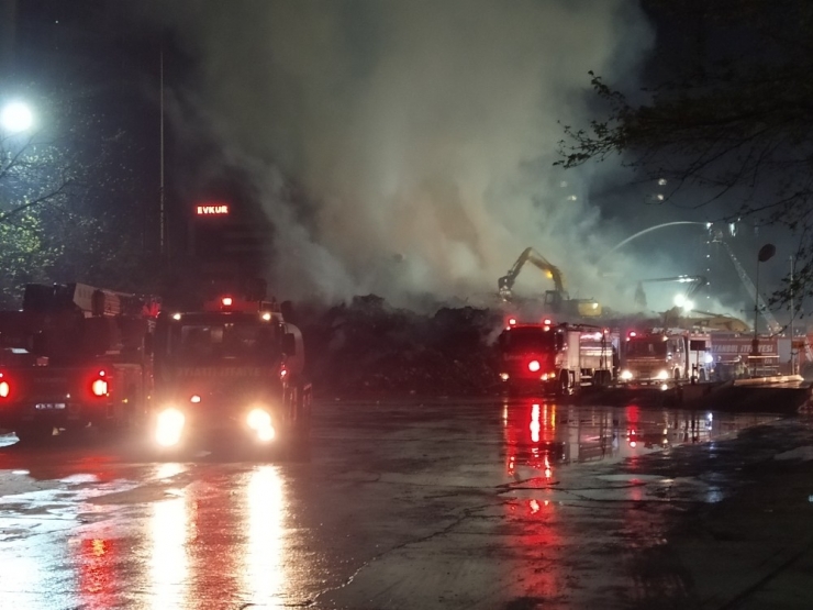 Halkalı’da Yanan Kağıt Fabrikası 15 Saat Sonra Kontrol Altına Alındı