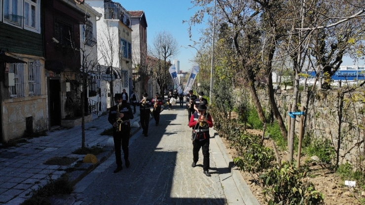 Kadıköy Sokaklarında Bandolu Moral Konseri