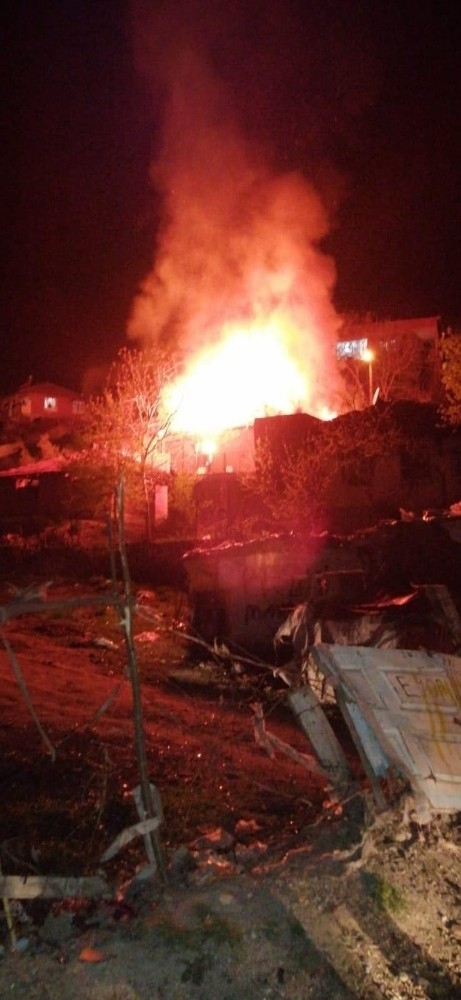 Karantina Altındaki Mahallede Ev Alevlere Teslim Oldu