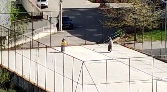 Kadınlardan Futbol Sahasında İlginç Oyun