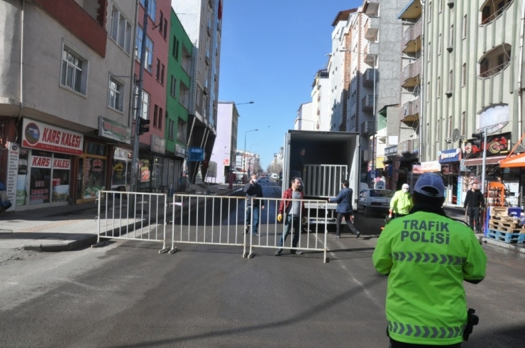 Kars’ta Bazı Caddeler Trafiğe Kapatıldı