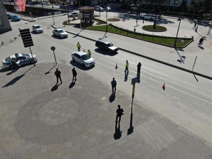 Korona Virüs Tedbirlerine Uymayan 30 Kişiye İdari Para Cezası