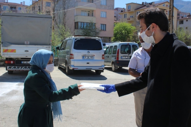 Kaymakam Açıkgöz, Pazaryerini Ziyaret Ederek Vatandaşa Maske Dağıttı