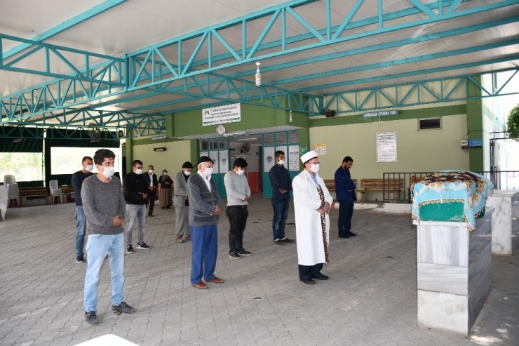 Eşi Tarafından Öldürüldüğü İddia Edilen Kadın Toprağa Verildi