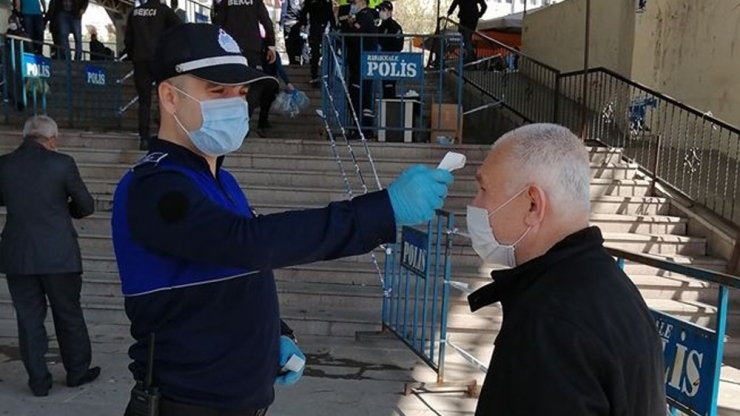 Pazara Alanına Gelenlerin Ateşleri Ölçüldü, Maskeli Girmesi Sağlandı