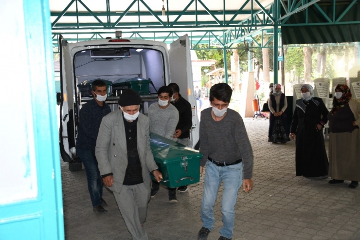 Eşi Tarafından Öldürüldüğü İddia Edilen Kadın Toprağa Verildi