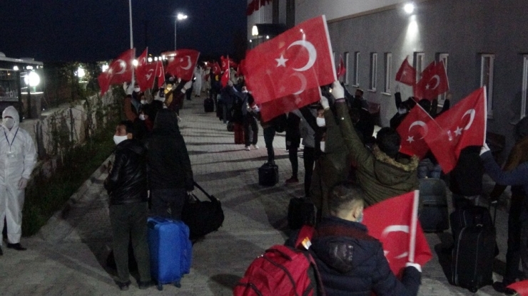 Kazakistan’dan Gelen 73 Türk Vatandaşı Öğrenci Yurduna Yerleştirildi