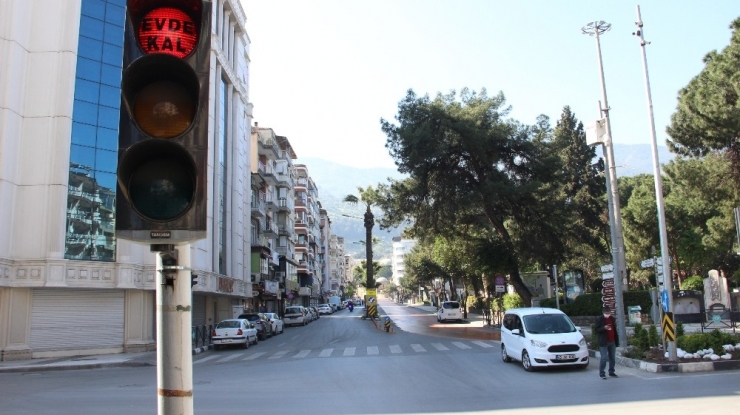 Manisa’da Cadde Ve Sokaklarda Sessizlik Hakim