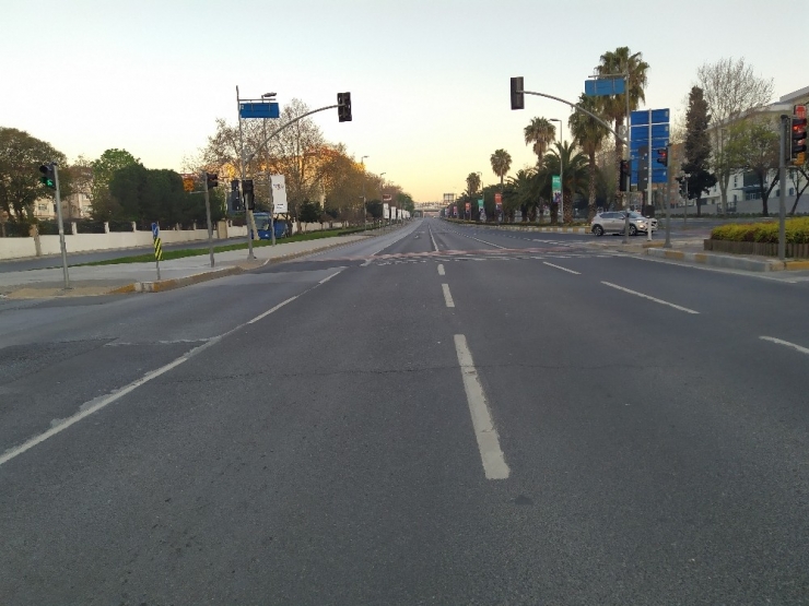 Sokağa Çıkma Kısıtlamasıyla İstanbul’da Yollar Boş Kaldı