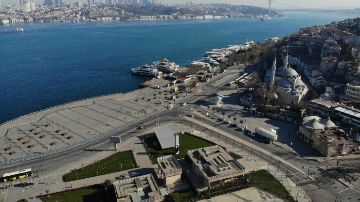 Sokağa Çıkma Kısıtlamasıyla Sessizliğe Bürünen Üsküdar Meydanı Havadan Görüntülendi