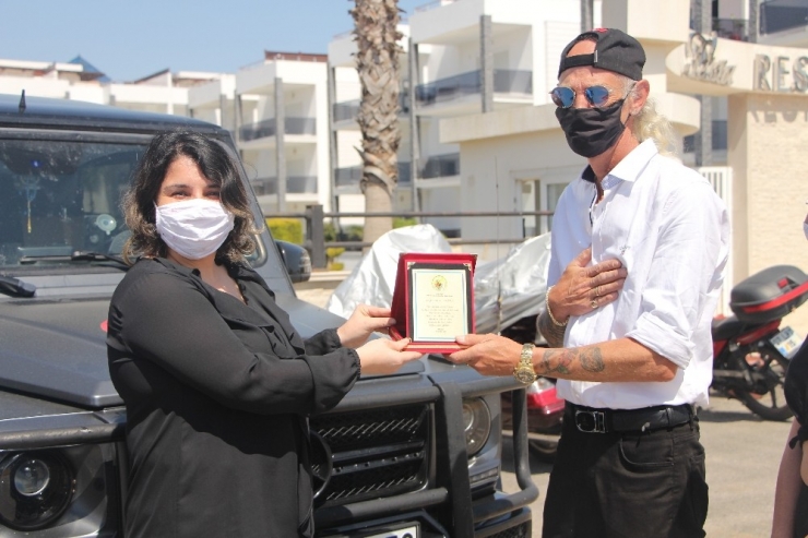 Antalya’da 24 İhtiyaç Sahibine 500’er Lira Yardım Yapan Alman Vatandaşı Plaketle Ödüllendirildi