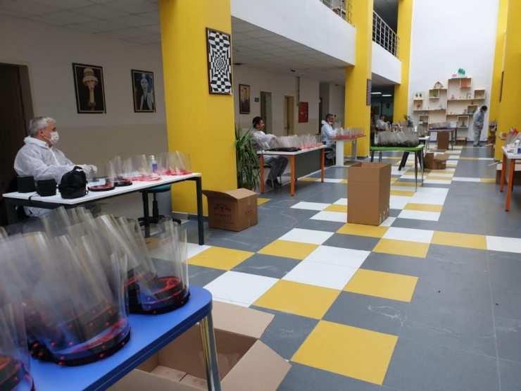 Öğretmenlerden Polislere Siperlik Desteği