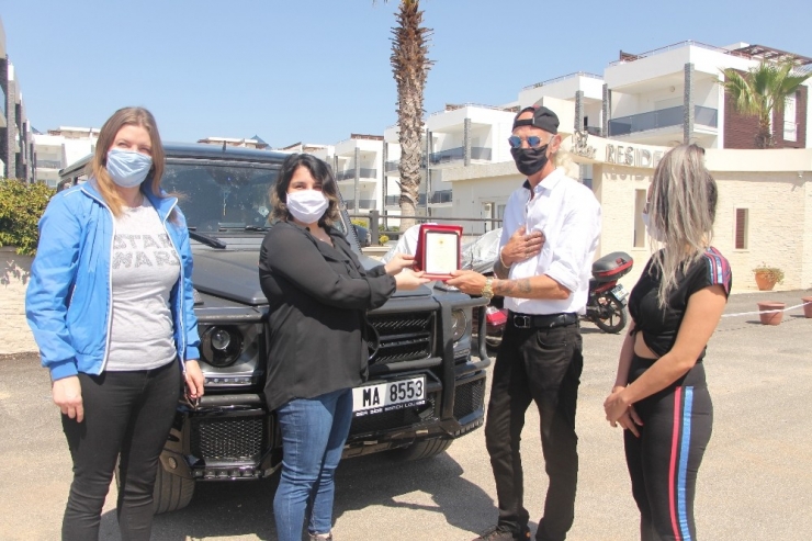 Antalya’da 24 İhtiyaç Sahibine 500’er Lira Yardım Yapan Alman Vatandaşı Plaketle Ödüllendirildi