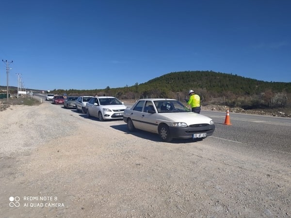 Polis Maske Dağıttı Sosyal Mesafe Uyarısında Bulundu