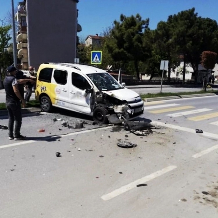 Sakarya’da Boş Yolda 2 Ptt Aracının Çarpıştığı Kaza Şaşırttı